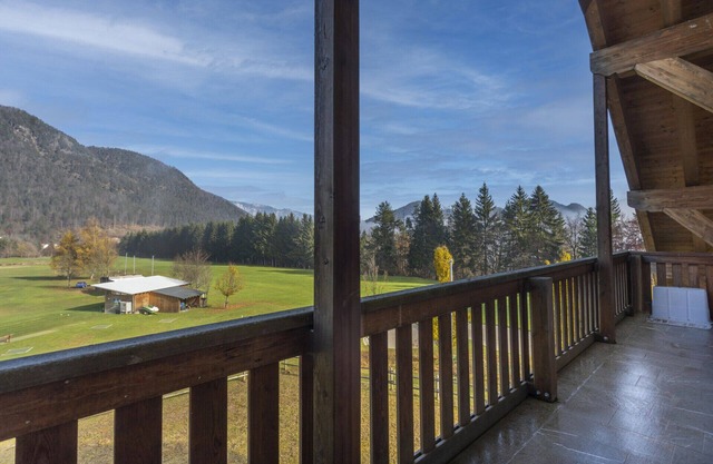 Golf View APT with parking and mountain view! x6