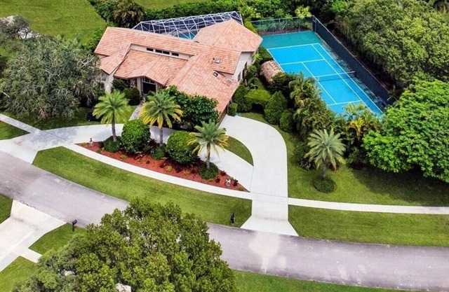 GolfCart to Horse Show! Luxury Private Tennis Ct, Heated Pool Spa, Fenced Yard!