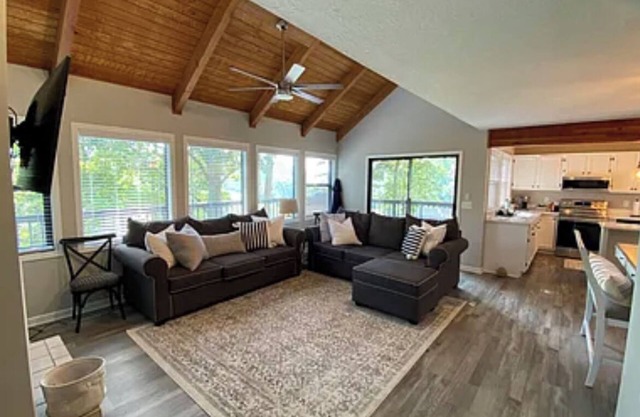 Golfer meets Lake Lover. 4 bd, 4 ba Cottage in Deerfield Resort Hole 5 awaits!