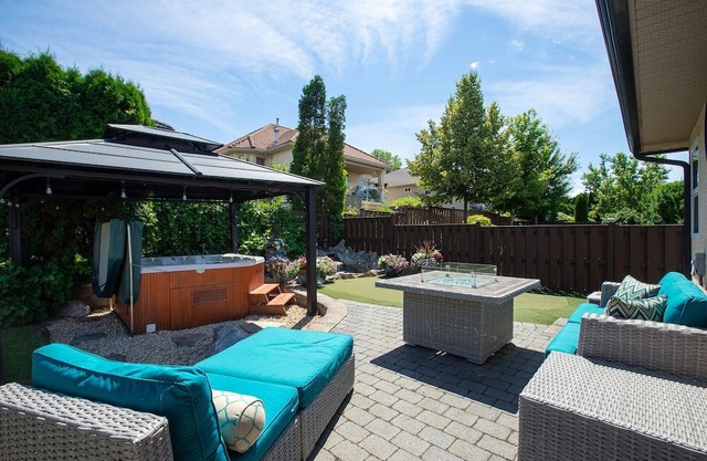 Golfer's getaway - full home with hot tub