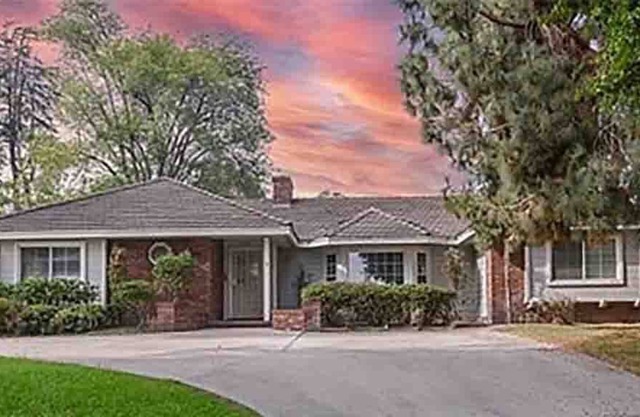 Good! big house in best community with pool, walk to mall