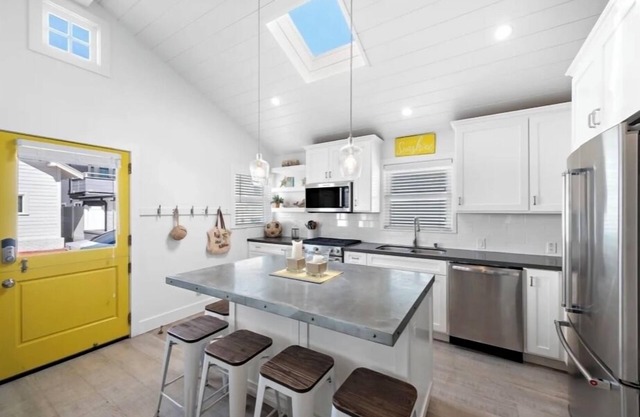 Good Day Sunshine Cottage-Newly updated! Light and Airy w parking