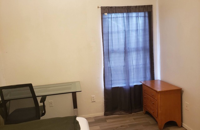 Good price, private room, central Houston