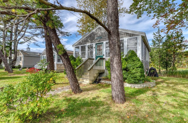 Goose Rocks Beach Cottage! Steps to beach!
