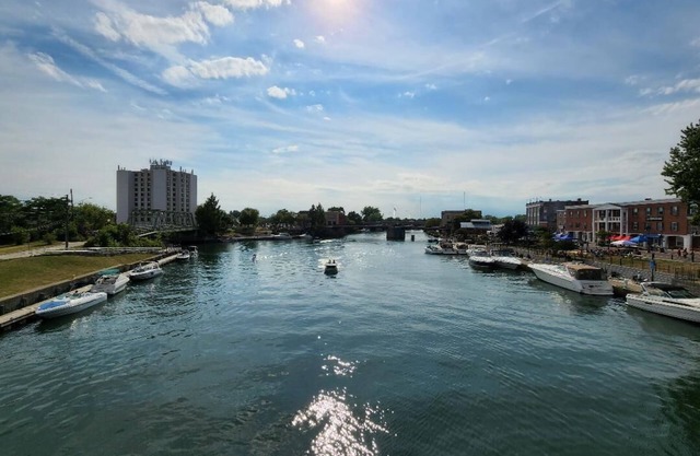 Gorgeous 1 bedroom apt, 20 minutes to the Niagara Falls!