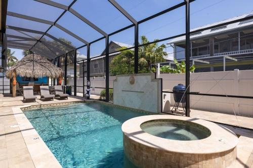 Gorgeous 2BR Residence with Pool and Spa at Margarita Mansion