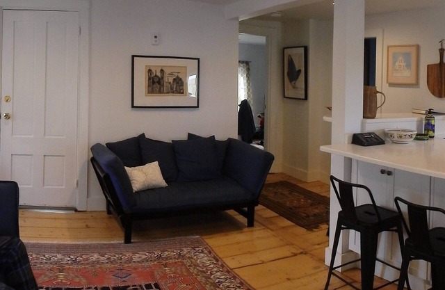 Gorgeous 2nd floor flat, steps from restaurants, town pier & Mayo Beach