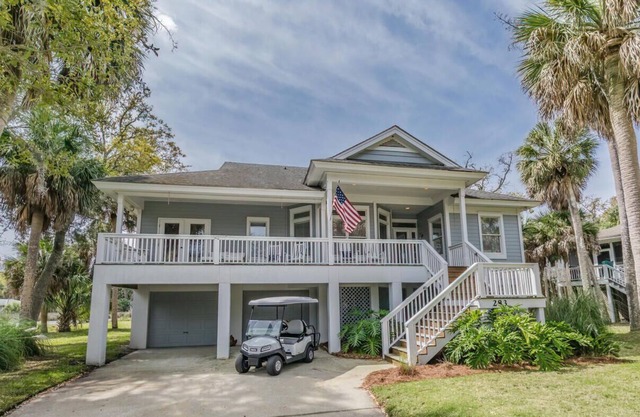 Gorgeous 4 Bed/3 Bath Home with Included Resort Amenities!