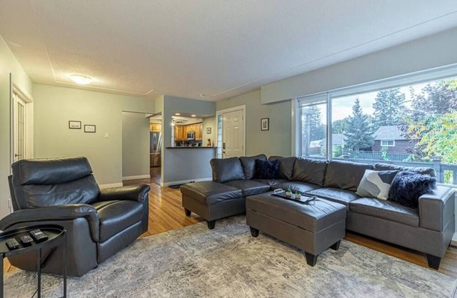 Gorgeous 4 Bedrooms I 2 Baths w/ Parking & WI-FI