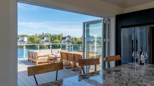 Gorgeous 4 bedroom Cotswolds home with lake view