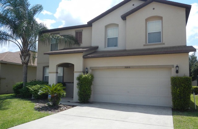 Gorgeous 4 Bedroom Villa, Private Pool - Minutes away from Disney World