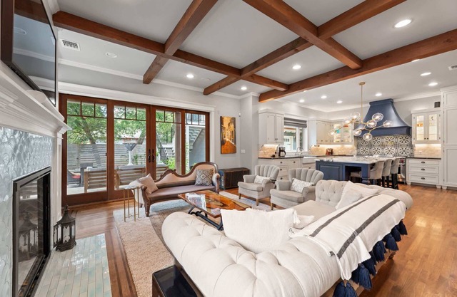 Gorgeous 4BD Plus Studio for 12 with Fire Pit & Near Downtown!