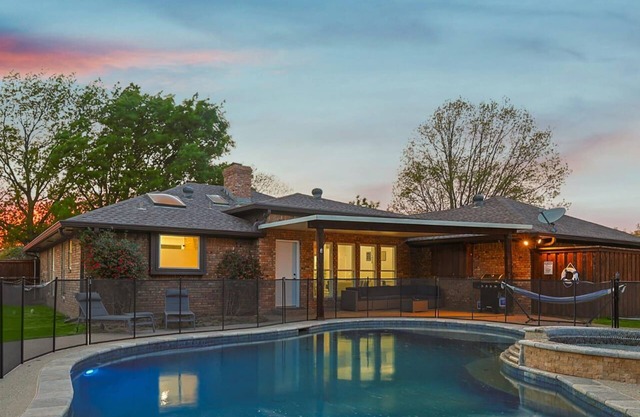 Gorgeous 4BR Home with Huge Yard, Pool