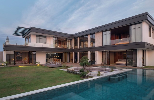 Gorgeous 5-bedroom villa in enchanting Bali with WiFi, AC, Huge Pool and garden