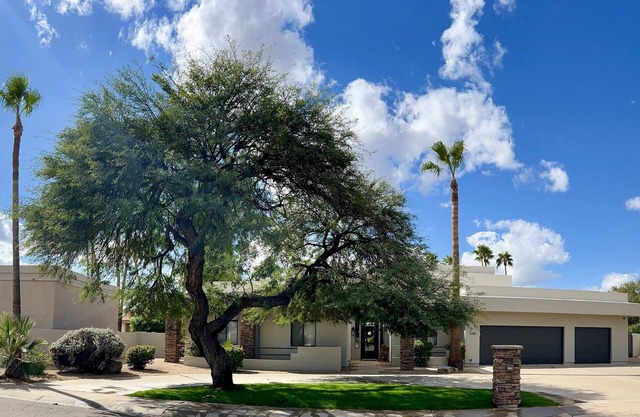 Gorgeous 5 BR Oasis, Gated Pool, Putting Green, Fire Pit- perfect for families!