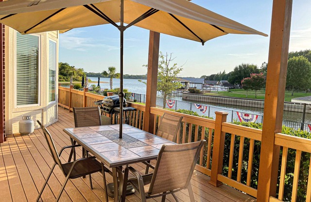 Gorgeous 6 bedroom lakefront home perfect for families and large groups