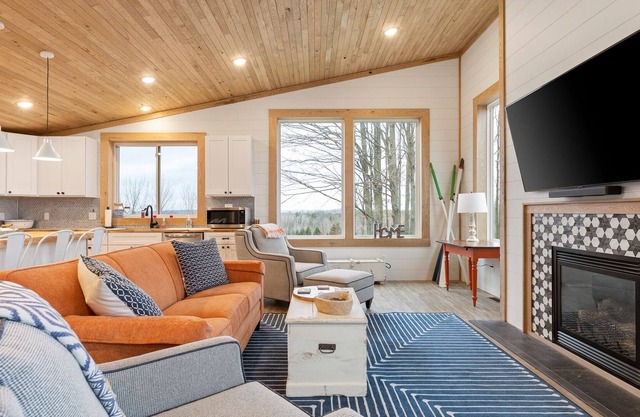 🐎 Gorgeous 6BDR Farmhouse w/ Stables & 3 Paddocks ➠ 9246!