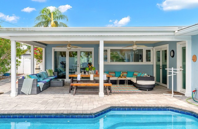 Gorgeous Beach House W/Large Outdoor Patio, Heated Pool & Gas Fire Pit!