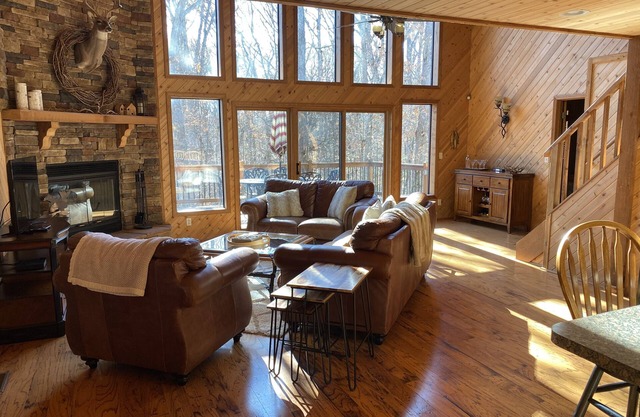 Gorgeous Chalet Getaway with Cabin Feel sleeps 10 at Innsbrook Resort