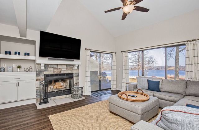 Gorgeous, Completely Remodeled, Waterfront Condo on Aspen Lake!