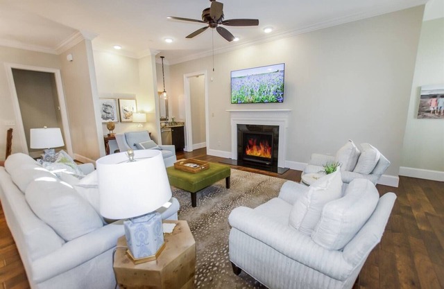 Gorgeous Condo Close to Campus & the Square!