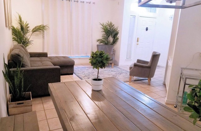 Gorgeous condo, 2 miles to Kyle Field. Free UT vs A&M 2 tickets 2024 game.