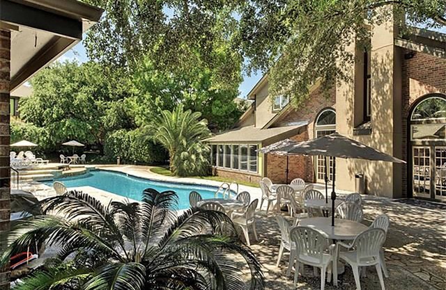 Gorgeous condo with great pool, massage chair!