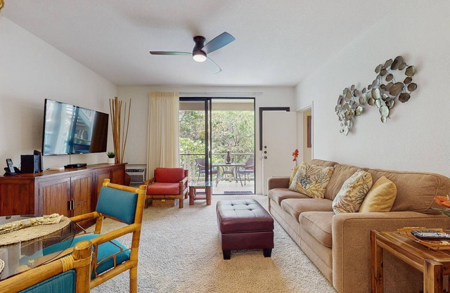 Gorgeous condo with large private lanai, shared pool, hot tub, BBQ, and tennis