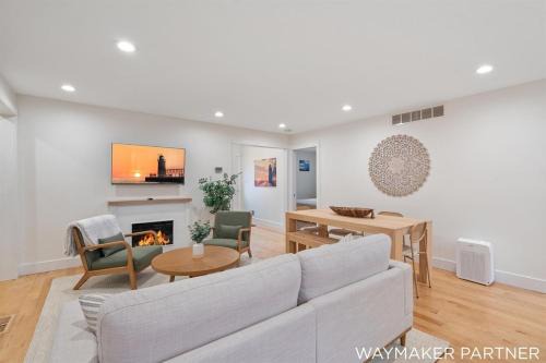 Gorgeous Cottage Steps from Beach, Hot Tub, Arcade, Coffee Bars