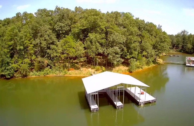 Gorgeous Double-Slip New Dock - Quiet Cove - Fire Pit & Screened Porch
