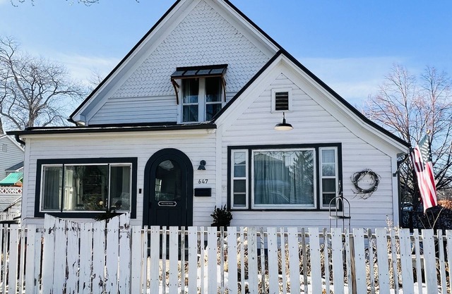 Gorgeous downtown beauty! 2min walk to local restaurant's/Main Street Montrose