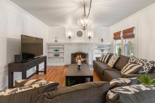 Gorgeous Downtown Bungalow, Walk Everywhere!