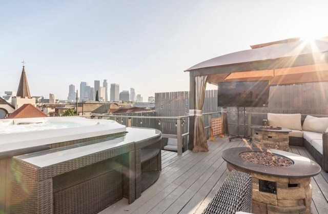 Gorgeous DTLA w/View + Hot Tub!