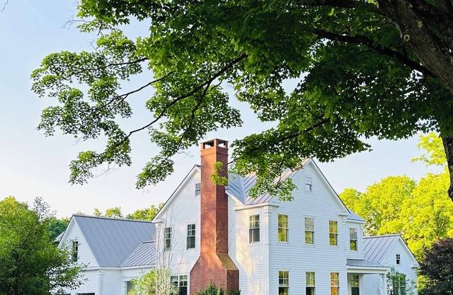 Gorgeous farmhouse minutes from racetrack. Pet Friendly!