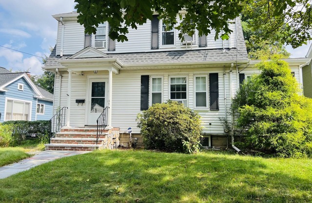 Gorgeous Home in Waltham quiet, family-friendly neighborhood, 2 free parking!