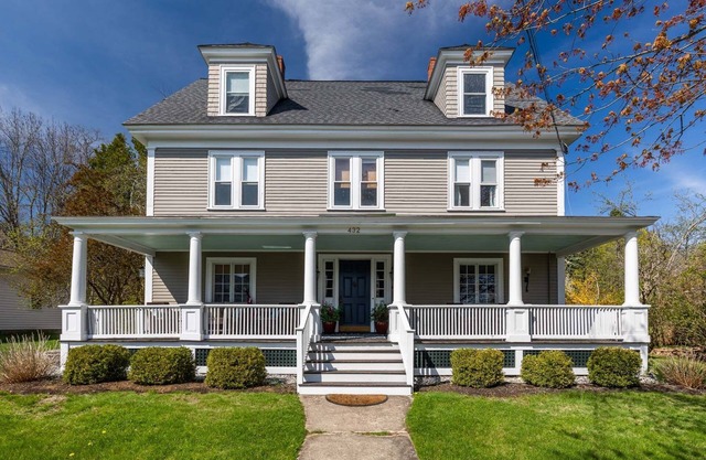 Gorgeous home: walk to beach, harbor, cliff walk, wiggly bridge, dining etc.