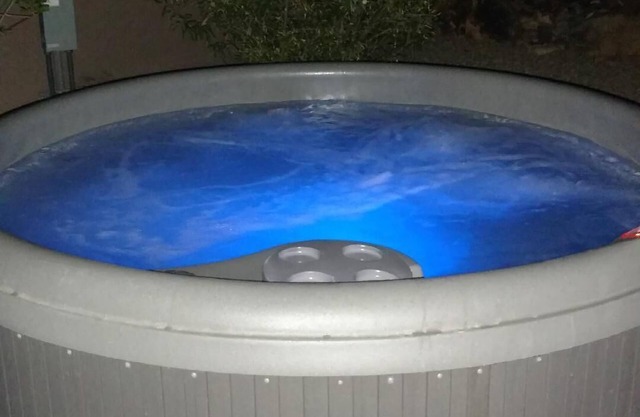 Gorgeous home with private hot tub, walk onto trails from the front door!♥