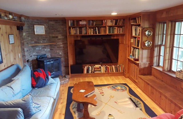 Gorgeous lake beachfront private apartment with canoe, kayaks, & home theatre