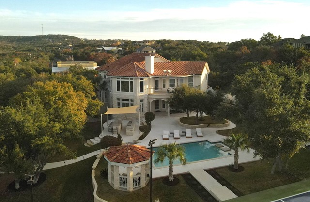 GORGEOUS LAKE TRAVIS RETREAT HOME WITH POOL, COURT AND FITNESS ROOM