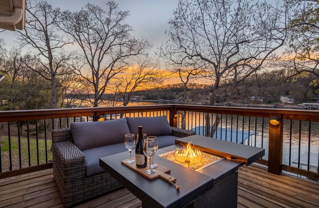 Gorgeous Lakefront Home with Huge Dock with Bar, Cedar Creek Retreat