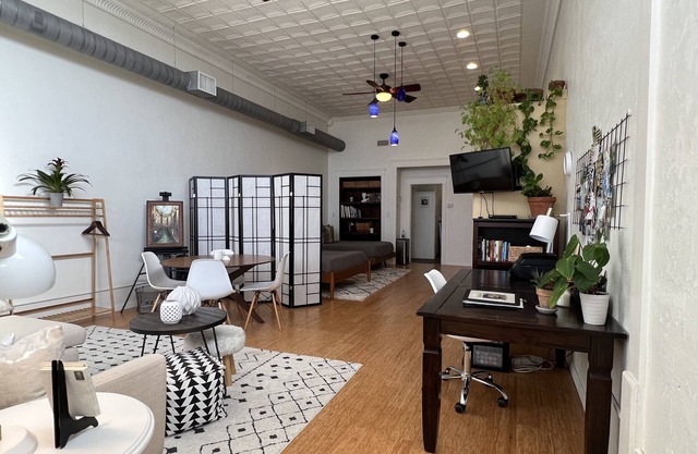 Gorgeous loft in historic building near HPU, restaurants, shops.