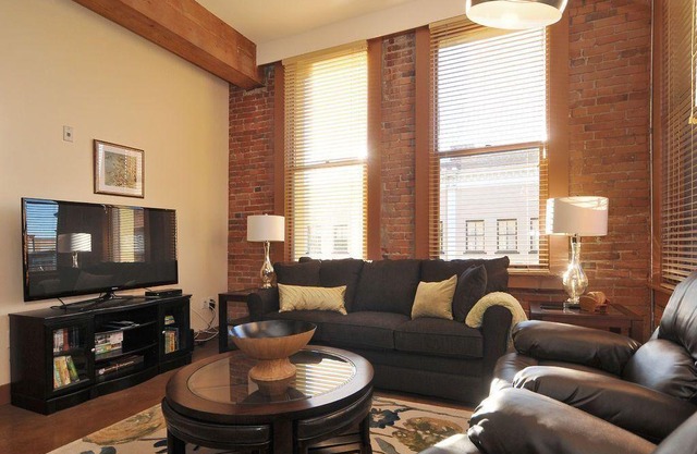 Gorgeous luxury 2 bedroom 2 bath condo in Old Town Victoria
