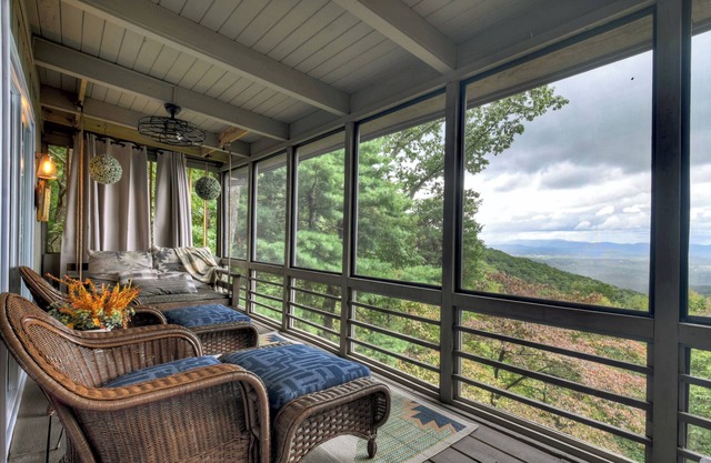Gorgeous mountain view cabin rental, hot tub, firepit, WiFi, pet-friendly