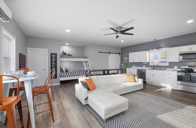 Gorgeous New 1 bd condo - 5 Min to Branson Landing