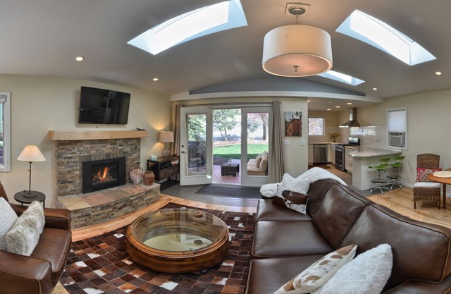Gorgeous New Canyon Cottage steps to 5 star Broadmoor and limitless trail system