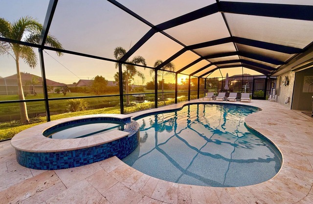 Gorgeous Newer 4bd/2ba Canal Home, Large Heated Pool/Hot Tub, Game Room, Pets Ok