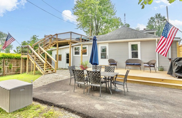 Gorgeous, newly remodeled lake house overlooking the Lake !! YEAR ROUND RENTAL