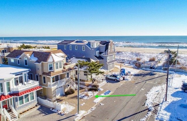 Gorgeous Ocean Block Home 3 Houses from Beach