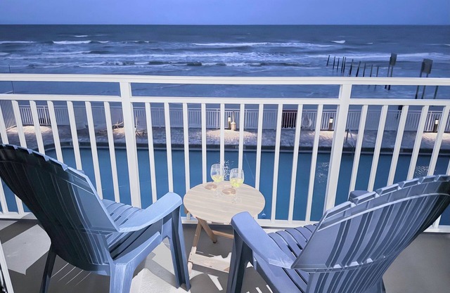 Gorgeous Oceanfront 1 BR Apartment with Private Balcony & Pool