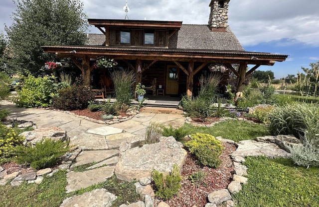 Gorgeous Outback Cabin w/Beautiful Ponds, Mountain Views just 11 Mi to Bozeman